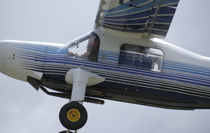 Saut de DO 27 à Guiscriff à l'occasion de la porte ouverte