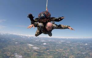Il fête ses 80 ans en parachute..