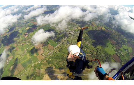 Les élèves de l'école de parachutisme de Guiscriff